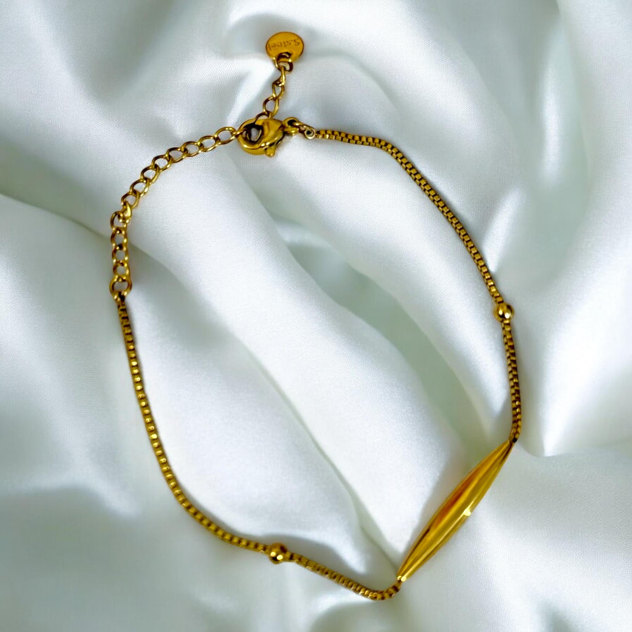 Minimal golden Bracelet