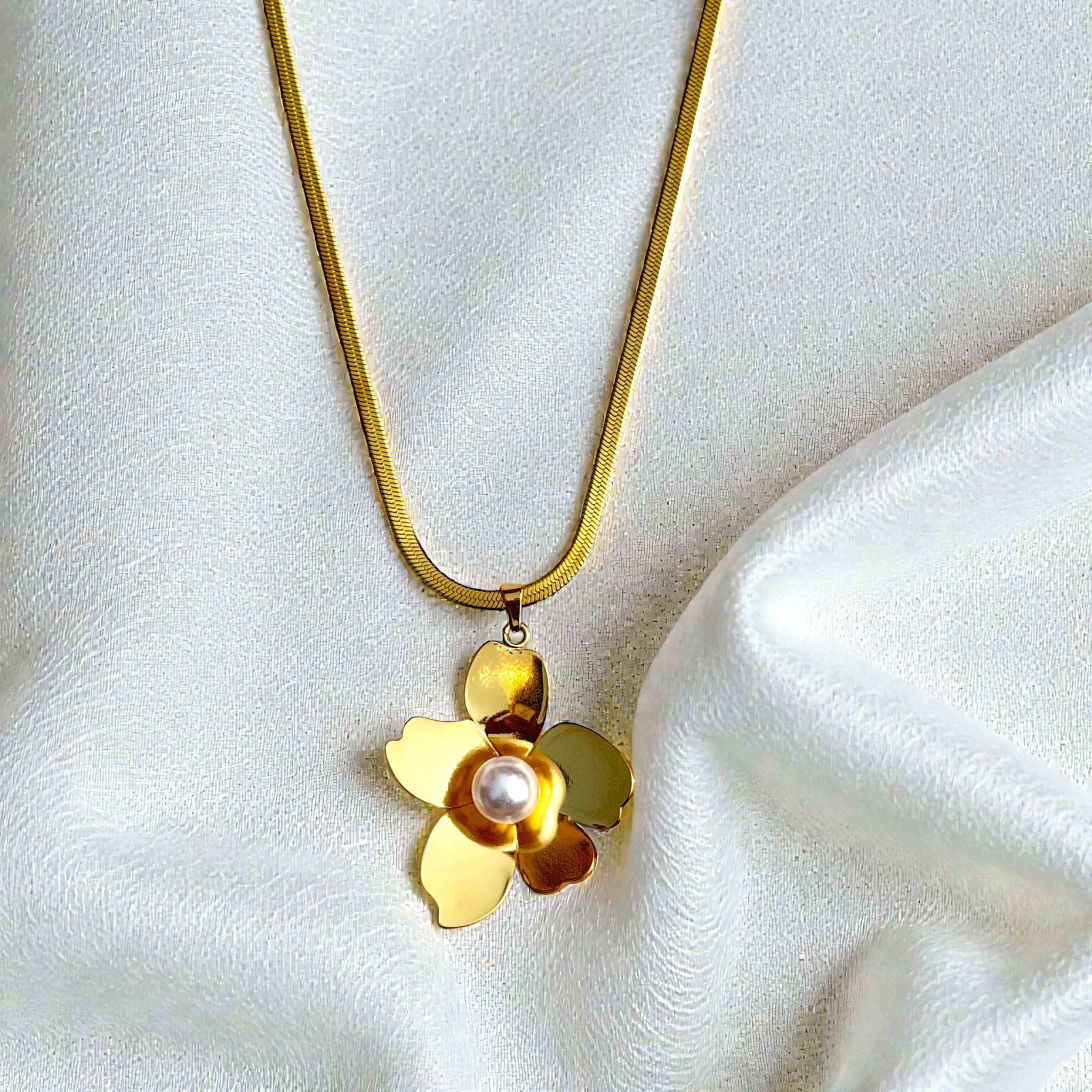 Five Petal Lariat