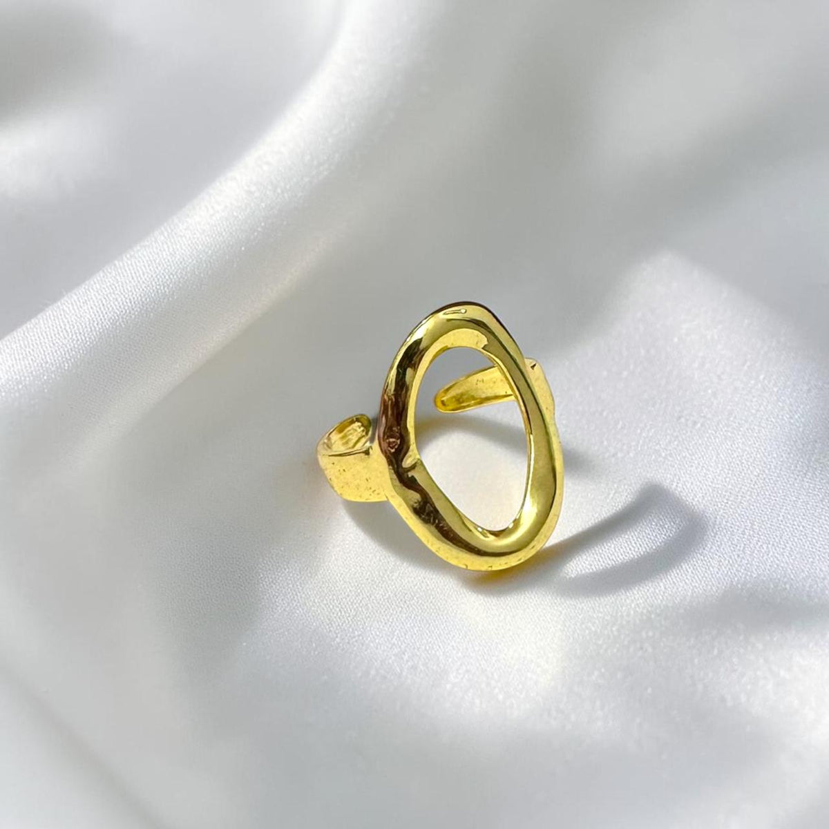Structure Oval-Frame Ring